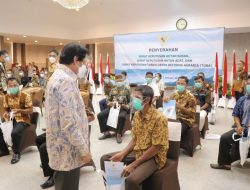 Wagub Babel Bagikan SK Hutan Sosial dan SK Tanah Objek Reforma Agraria