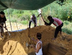 Peduli Sesama, Personil Polres Basel Ikut Bantu Warga Gali Kubur Mendiang AR Hingga Pengamanan