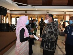 Erzaldi Serahkan 132 Smartphone kepada Penyuluh Pertanian Lapangan
