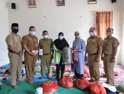 Kembangkan Usaha, Anggota Sekolah Perempuan Desa Jelutung II Terima Bantuan