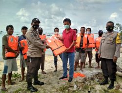 Polsek Muntok Bagikan Rompi Pelampung kepada Nelayan Pesisir