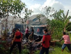 Polsek Muntok Bantu Padamkan Api Kebakaran Gudang Milik Warga