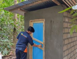 Mahasiswa KKN I UNMUH Babel Bangun Prasarana Tunjang Wisata Hutan Nyatoh