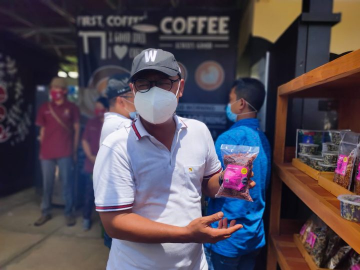 KBI BANTU BANTU UMKM TIWUL- Fajar Wibhiyadi, Direktur Utama PT Kliring Berjangka Indonesia (KBI) memamerkan Tiwul dalam Kemasan produksi UMKM Binaan PT Kliring Berjangka Indonesia. Tiwul merupakan, Kuliner Kearifan Lokal yang diproduksi massal dengan teknologi UMKM. UMKM Tiwul tumbuh dan meningkat berkat bantuan alat produksi dan pendampingan KBI yang bekerjasama dengan UGM. Foto: Agus Ismunarno
