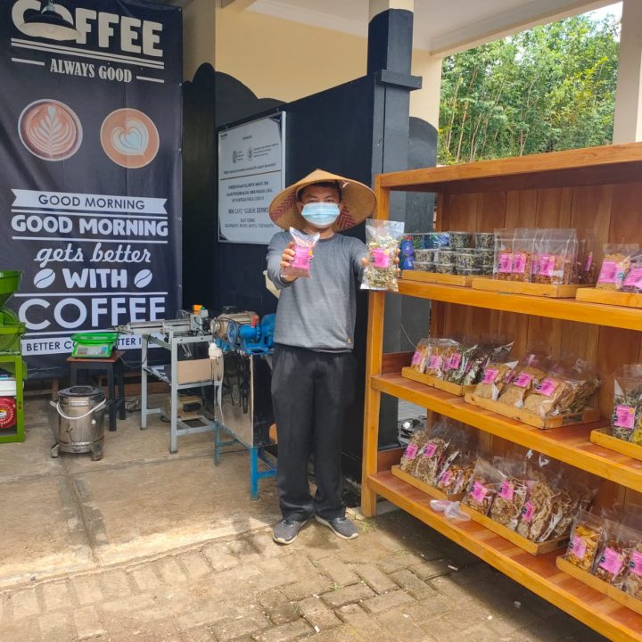 BANGGA TUMBUH BERSAMA KBI- Ketua Pokdarwis/UMKM Bukit Dermo, Selopamiono, Bantul Mustika Hidayat dengan bangga menunjukkan produksi UMKM Selopamiono seperri Bunga Telang, Tiwul, Pare, Kenikir, Bawang Merah Goreng dan Singkong Beku. Ekonomi masyarakat Selopamiono tumbuh dan meningkat berkat bantuan dan pendampingan PT Kliring Berjangka Indonesia bekerjasama dengan UGM. Foto: Agus Ismunarno