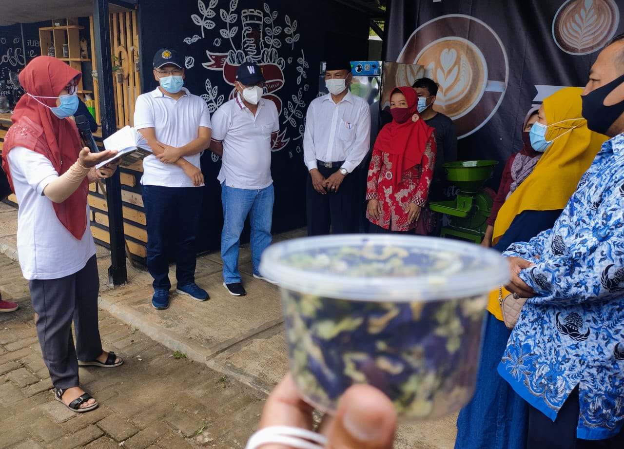 BUNGA TELANG MEMBUAT UMKM CEMERLANG- Fajar Wibhiyadi, Direktur Utama PT Kliring Berjangka Indonesia (KBI) memberikan alat produksi kepada sejumlah UMKM seperti Bunga Telang dalam Kemasan produksi binaan KBI bekerjasama dengan UGM. KBI membuat UMKM Bunga Telang semakin cemerlang. setelah Kuntari, pengusaha UMKM Bunga Telang menerima bantuan alat produksi dan pengering Bunga Telang dari PT Kliring Berjangka Indonesia. Selain menyehatkan masyarakat Bunga Telang Kuntari juga menyehatkan ekonomi keluarga dan masyarakat Selopamiono, Bantul DIY. Foto: Agus Ismunarno
