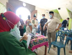 Jemput Bola, Pemprov Babel Vaksinasi Tokoh Agama dan Lansia di Masjid As-Salam Desa Kace