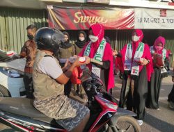 Bersama ODOJ, Wakil Bupati Basel Bagi Bagi Takjil ke Pengguna Jalan