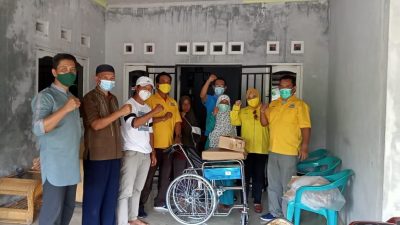 Yayasan Peduli BPJ dan DPD Golkar Babar Serahkan Kursi Roda untuk Warga Desa Puput