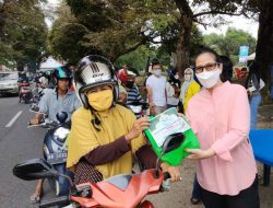 Kejari Babar Bersama Awak Media dan Organisasi Pemuda Bagikan 300 Paket Takjil