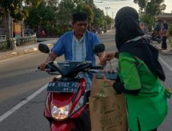 Oxygen Home Pangkalpinang Berbagi Takjil ke Pengendara