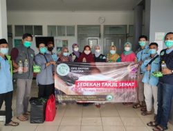 BKPRMI Bangka Bagi-bagi Takjil Untuk Tenaga Medis dan Keluarga Pasien