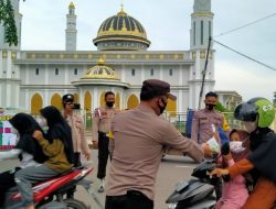 Menjelang Waktu Berbuka Puasa, Kapolsek Koba Bagi-bagi Paket Takjil