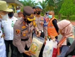 Puluhan Masyarakat Terima Bantuan Bapok di Halaman Mapolres Bateng