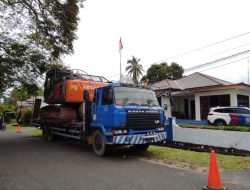 Papan Reklame Ambruk Dihantam Tronton Bawa PC