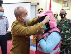 Ingat Ya! Juru Parkir yang Resmi Berseragam Pink