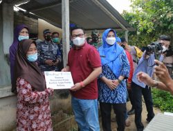 Bupati Basel Serahkan Bantuan ke 21 Warga Korban Angin Puting Beliung