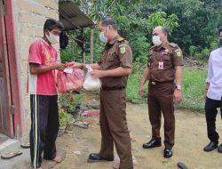 Kejari Babar Bagikan 150 Paket Sembako ke Warga Kurang Mampu dan Terdampak Covid-19