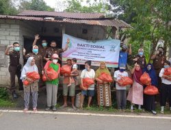 Kejari Pangkalpinang Serahkan 186 Paket Sembako untuk Masyarakat