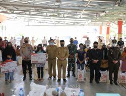 Gubernur Erzaldi Salurkan Langsung Bantuan Beras PPKM ke Warga Bangka Selatan