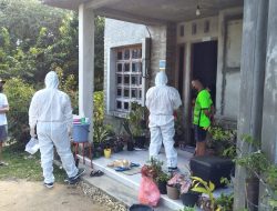 Kapolsek & Ka Puskesmas Toboali Gunakan Baju Hazmat Pantau Kondisi Pasien Isoman