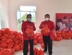 Salurkan 400 Paket Sembako, DPC PDIP Basel dan Rudi Center Ambil Bagian Tangani Covid-19