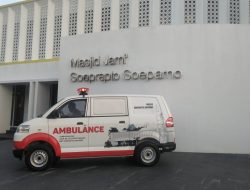 Keluarga Pendiri JNE Serahkan Ambulan Ke Masjid Soeprapto Soeparno