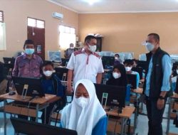 Bupati Basel Apresiasi Mitra PT Timah Bantu Ratusan Seragam SMA bagi Pelajar Pesisir di Toboali
