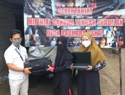 Milenial Bangka Tengah Keadilan Desa Baskara Bakti Terima Laptop dari PT Timah Tbk