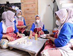 Mitra Binaan PT Timah, Mulyati Produksi Getas Bak Bola Pimpong