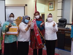 Sekda Radmida Berikan Penghargaan kepada Dua Duta Genre