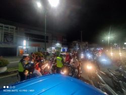 Personil Polres Basel Hentikan Pengendara yang Melintasi Jalan Sudirman Toboali, Ini Penyebabnya