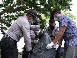 PT Timah Tbk Bersama Warga Gotong Royong Bersihkan Pantai Rebo