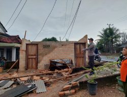 148 Rumah Rusak dan 1 Orang Tertimpa Asbes Akibat Diterpa Angin Puting Beliung