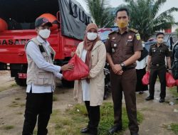 Kejari Babar Ulurkan Tangan Bantu Warga Korban Banjir