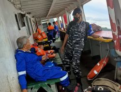 Posmat TNI AL Pulau Besar Awasi KM Sriwijaya Raya Yang Kandas Akibat Kebocoran