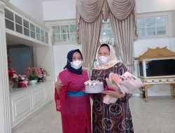 Peringati Hari Ibu, Sekda Berikan Bunga dan Hampers ke Perempuan di Lingkup Pemkot