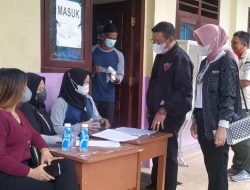 Bupati Basel dan Istri Tinjau Pelaksanaan Pilkades Serentak di 3 TPS