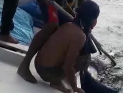 Satpolair Basel dan Nelayan Celagen Evakuasi Mayat Tanpa Identitas Mengapung di Perairan Pongok
