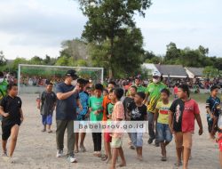 Gubernur Erzaldi Tantang Anak-Anak Desa Bencah “Nyipak Bal” ke Gawang
