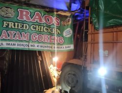 Truk Muatan Mie Instan Tabrak Ruko Ayam Goreng