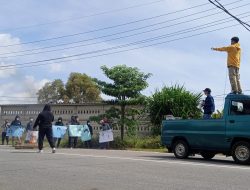 Belasan Massa Unjuk Rasa di Kantor PLTU Air Anyir