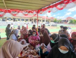 Terik Matahari Tak Surutkan Nenek 67 Tahun Antrean Pasar Murah di Polres Basel