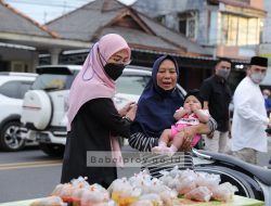 Gubernur Ngabuburit di Kampung Ramadan, Order Takjil dan Traktir Warga