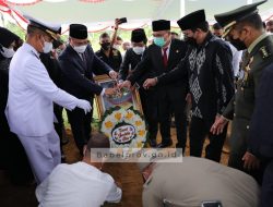 Gubernur Erzaldi Hantarkan Jenazah Hudarni Rani ke Tempat Peristirahatan Terakhir