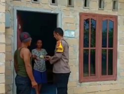 Polsek Simpang Teritip Bagi Takjil Door to Door ke Rumah Warga