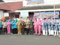 Kompak, Forkopimda Basel Bagi Takjil ke Pengendara di Depan SMA YPK Toboali