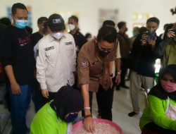 Sandiaga Uno Terkesan dengan Produk Sentra IKM Olahan Laut Desa Kurau Barat
