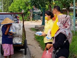 Dapat Takjil dari BPJ, Nenek Ini Menangis Bahagia