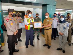 Aksi Simpatik Jasa Raharja Babel, Serahkan Bingkisan ke Posko Monitoring Mudik Lebaran di Bandara Depati Amir